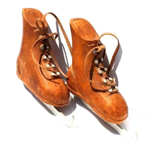 WOOD RUSTIC DISTRESSED Christmas ICE SKATES W/ Raw Hide Ties Holiday Wall Decor - Picture 1 of 4